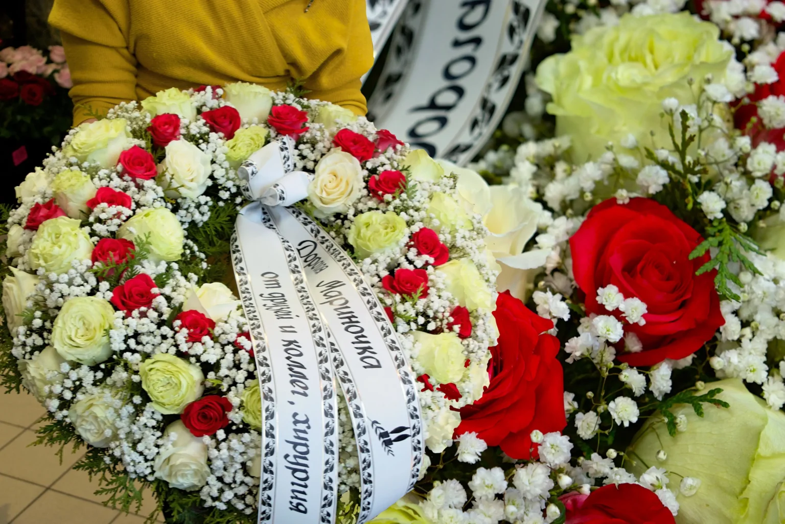 Полный цветов венок