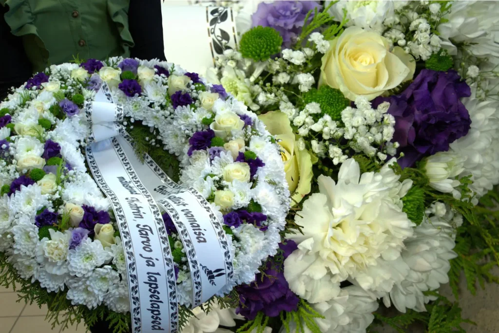 Полный цветов венок