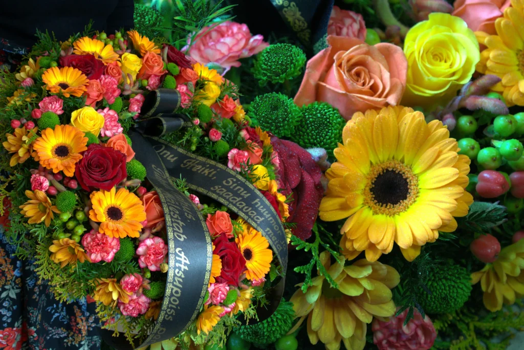 Полный цветов венок