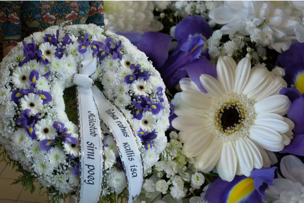 Полный цветов венок